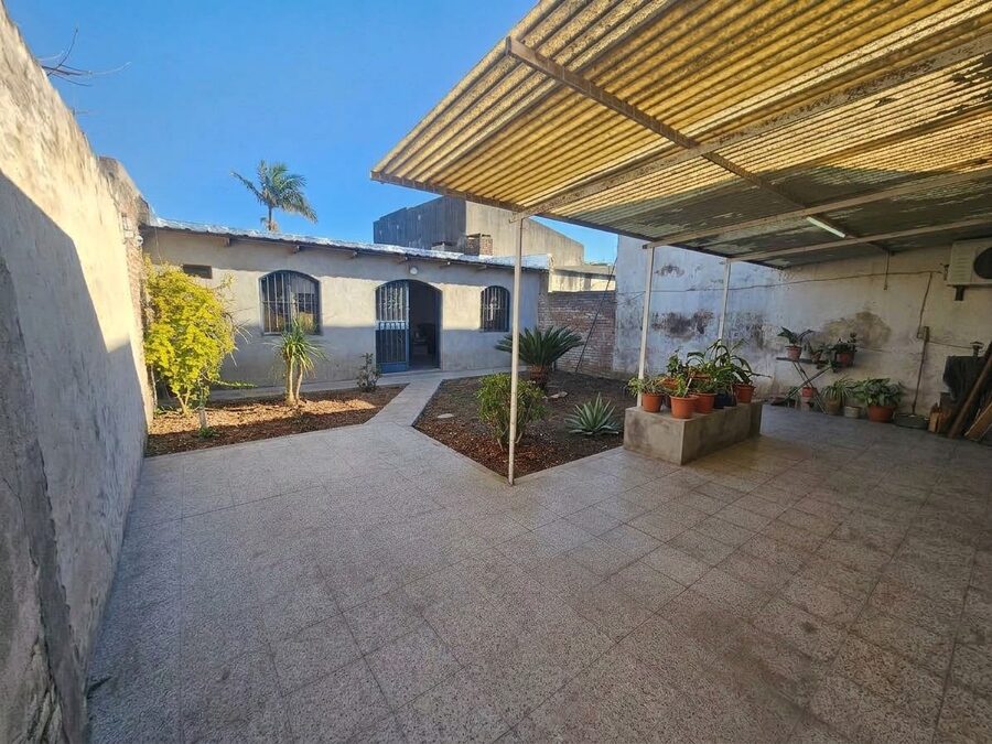 En venta casa tres dormitorios, cochera , patio verde , quincho!