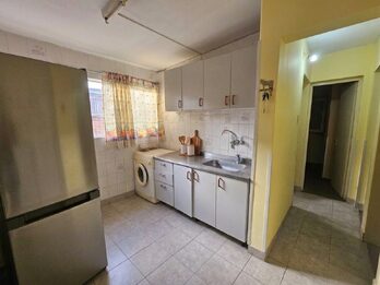 En venta casa tres dormitorios, cochera , patio verde , quincho!