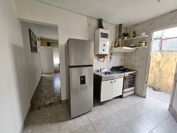 En venta casa tres dormitorios, cochera , patio verde , quincho!