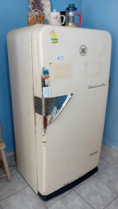 Heladera antigua, con bocha, no anda.