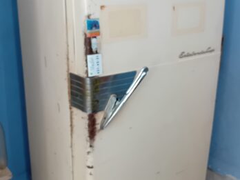 Heladera antigua, con bocha, no anda.