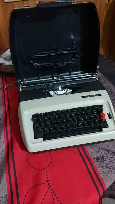 Maquina de escribir "Damye" electrica, portatil, en estche plastico