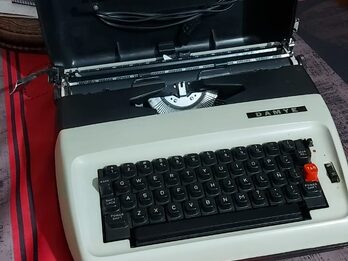 Maquina de escribir "Damye" electrica, portatil, en estche plastico