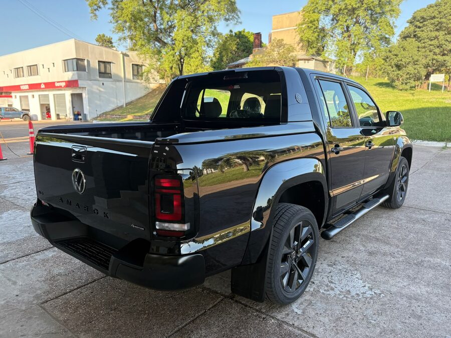 VOLKSWAGEN AMAROK BLACK STYLE V6 30TD 4X4 DC AT. Recibo vehículos de menor y mayor valor.