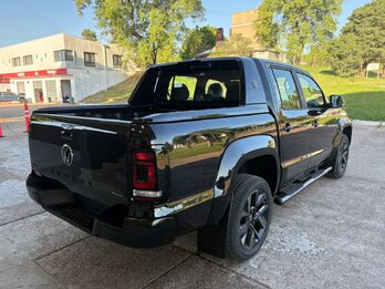 VOLKSWAGEN AMAROK BLACK STYLE V6 30TD 4X4 DC AT. Recibo vehículos de menor y mayor valor.