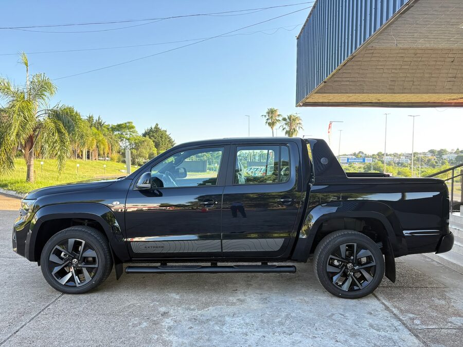 VOLKSWAGEN AMAROK BLACK STYLE V6 30TD 4X4 DC AT. Recibo vehículos de menor y mayor valor.