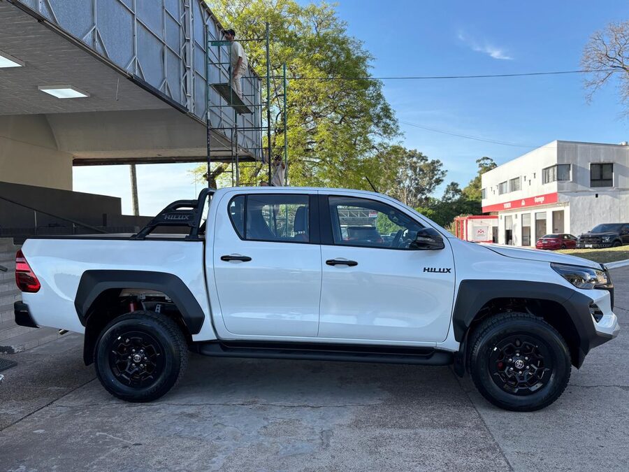 TOYOTA HILUX 2.8 DC 4X4 TDI GR-S IV AT ¡¡0KM!! Recibo vehículos - Entrega inmediata