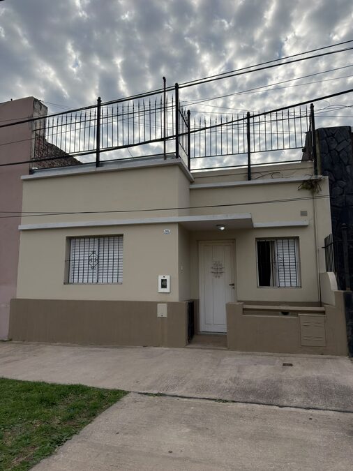 EN VENTA HERMOSA CASA - EXCELENTE ZONA - APTA CREDITO HIPOTECARIO