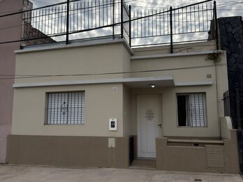 EN VENTA HERMOSA CASA - EXCELENTE ZONA - APTA CREDITO HIPOTECARIO