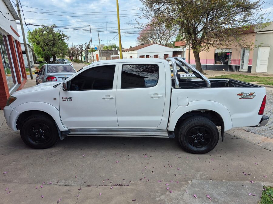 Hilux srx 4*2  2008 315.000km. Vendo o permuto mayor-menor