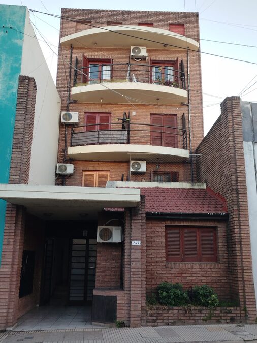 VENDO DEPTO 1 DORMITORIO CENTRICO.