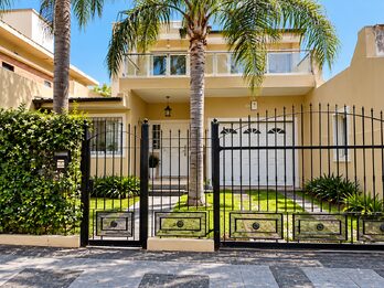 CASA EN VENTA 4 DORMITORIOS CON PISCINA Y GARAJE - ZONA CENTRO/PARQUE