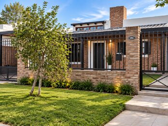 Casa 3 dormitorios con amplios espacios - Av. Almirante Brown a metros de Circunvalación