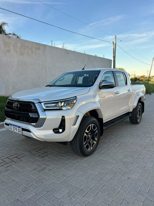 Toyota hilux - srx 4x4 - motor 2.8 204cv - caja AT/6 - año 2026 0km - trocha ancha