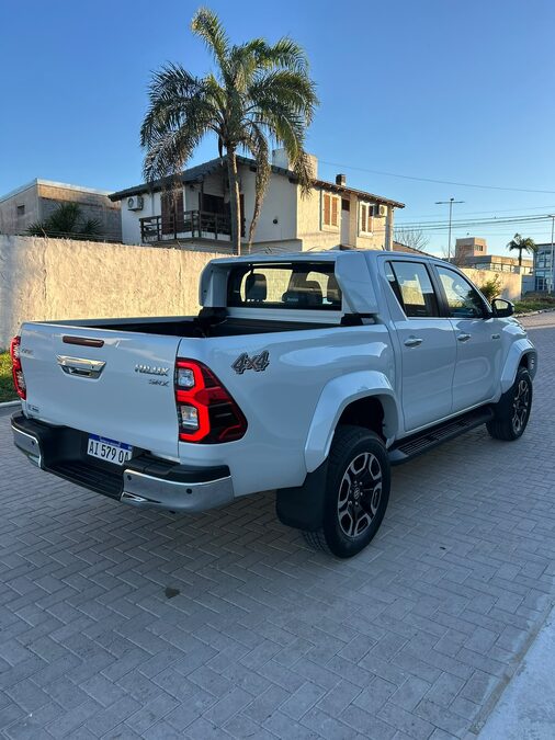 Toyota hilux - srx 4x4 - motor 2.8 204cv - caja AT/6 - año 2026 0km - trocha ancha