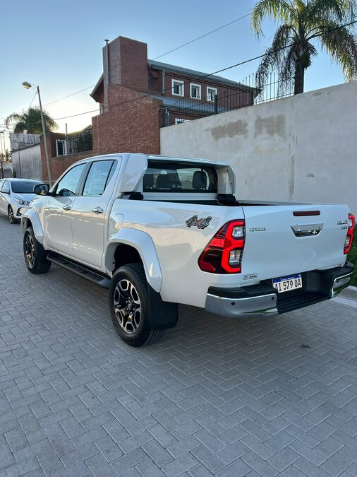 Toyota hilux - srx 4x4 - motor 2.8 204cv - caja AT/6 - año 2026 0km - trocha ancha