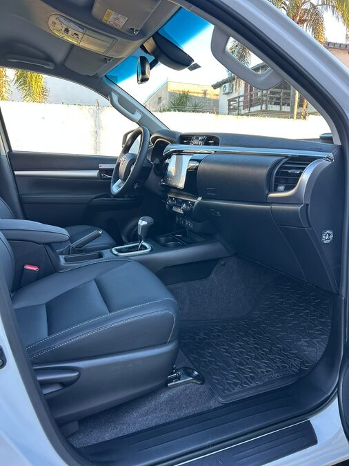 Toyota hilux - srx 4x4 - motor 2.8 204cv - caja AT/6 - año 2026 0km - trocha ancha
