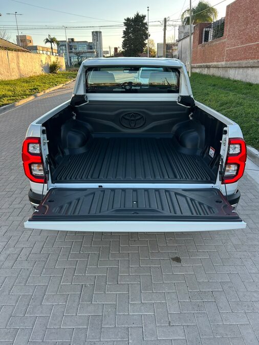 Toyota hilux - srx 4x4 - motor 2.8 204cv - caja AT/6 - año 2026 0km - trocha ancha