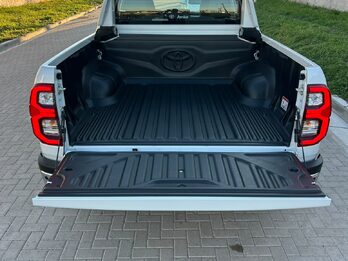 Toyota hilux - srx 4x4 - motor 2.8 204cv - caja AT/6 - año 2026 0km - trocha ancha
