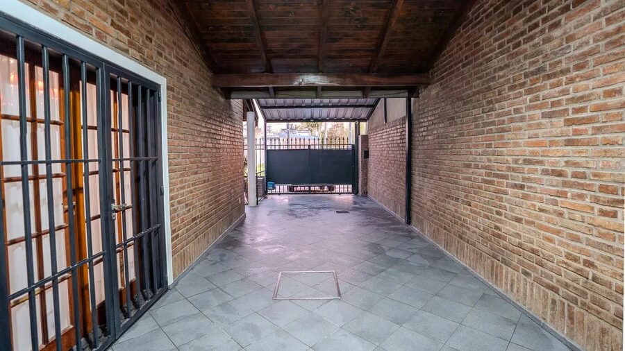 Amplia casa con pileta y quincho — Zona Sur, Paraná