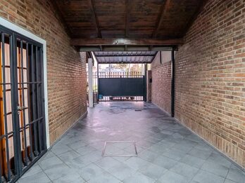 Amplia casa con pileta y quincho — Zona Sur, Paraná