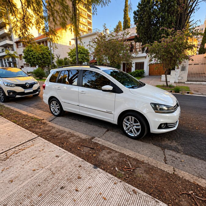 VOLKSWAGEN SURAN 1.6 HIGHLINE - AÑO 2.017