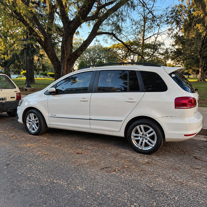 VOLKSWAGEN SURAN 1.6 HIGHLINE - AÑO 2.017