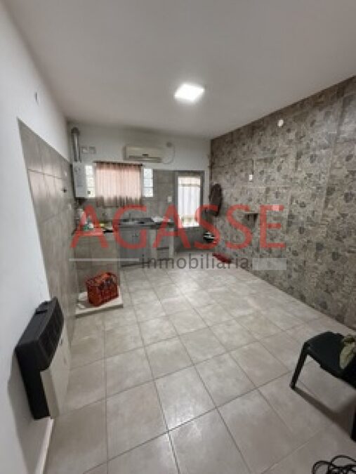 CALLE CANDIOTTI VENDO DOS CASAS EN UNA. AMPLIA EN MUY BUEN ESTADO