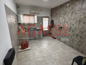 CALLE CANDIOTTI VENDO DOS CASAS EN UNA. AMPLIA EN MUY BUEN ESTADO