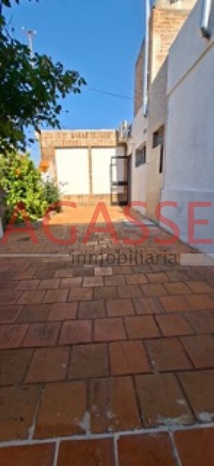 CALLE CANDIOTTI VENDO DOS CASAS EN UNA. AMPLIA EN MUY BUEN ESTADO