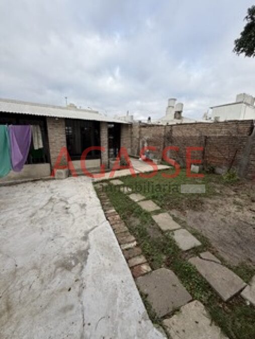 CALLE CANDIOTTI VENDO DOS CASAS EN UNA. AMPLIA EN MUY BUEN ESTADO