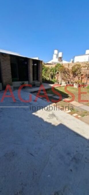 CALLE CANDIOTTI VENDO DOS CASAS EN UNA. AMPLIA EN MUY BUEN ESTADO