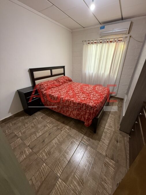 VENDO CALLE GARAYALDE CASA DE 3 DORM AMPLIA. APTA CREDITO.