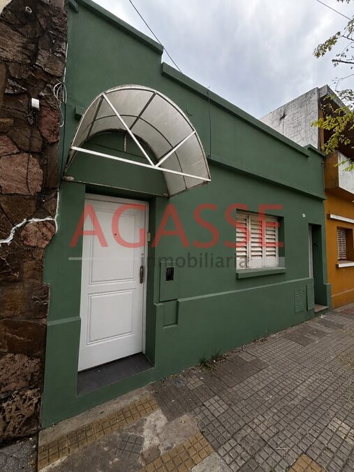 VENDO CALLE VILLAGUAY A MTS RAMIREZ. 2 CASAS EN UNA. IDEAL INVERSIONISTAS.