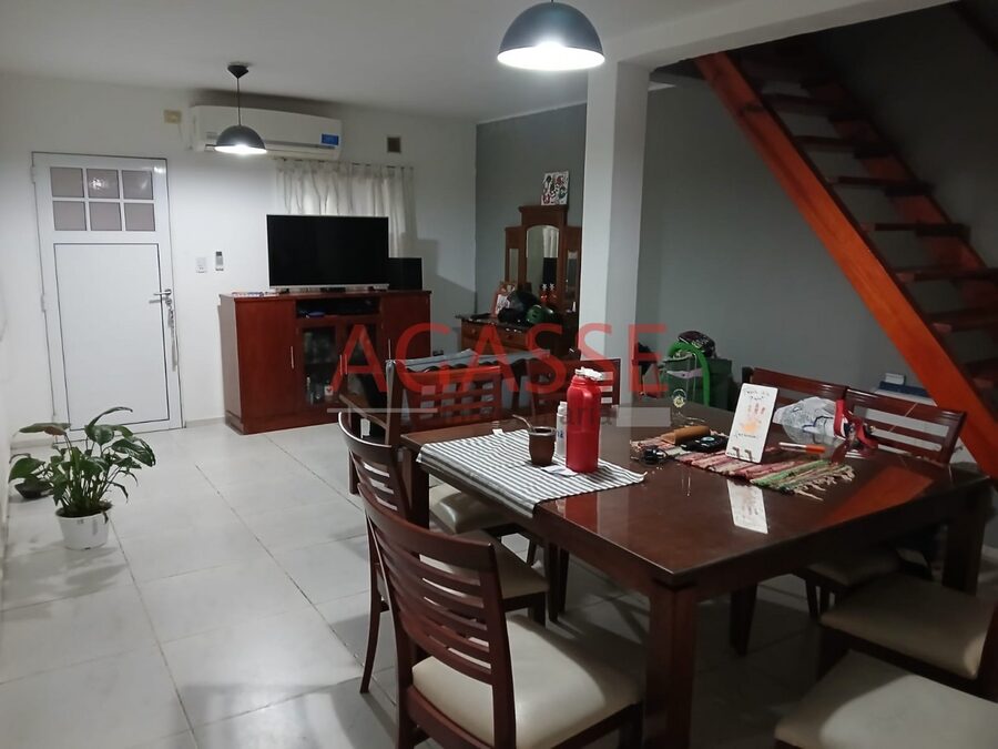 VENDO CALLE RANCILLAC HERMOSA CASA DE 2 PLANTAS CON FONDO Y COCHERA