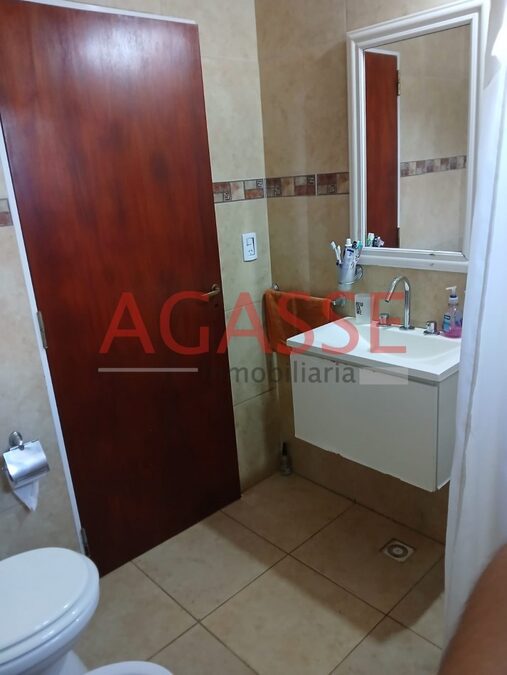 VENDO CALLE RANCILLAC HERMOSA CASA DE 2 PLANTAS CON FONDO Y COCHERA