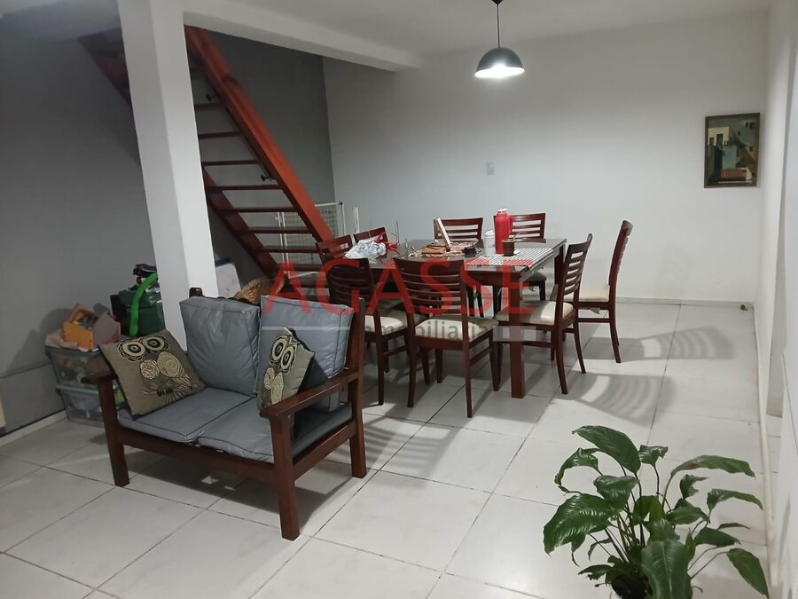 VENDO CALLE RANCILLAC HERMOSA CASA DE 2 PLANTAS CON FONDO Y COCHERA