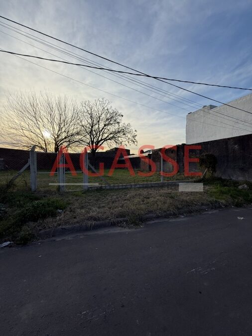 VENDO TERRENO CALLE CORONEL UZIN. LIMPIO Y NIVELADO.