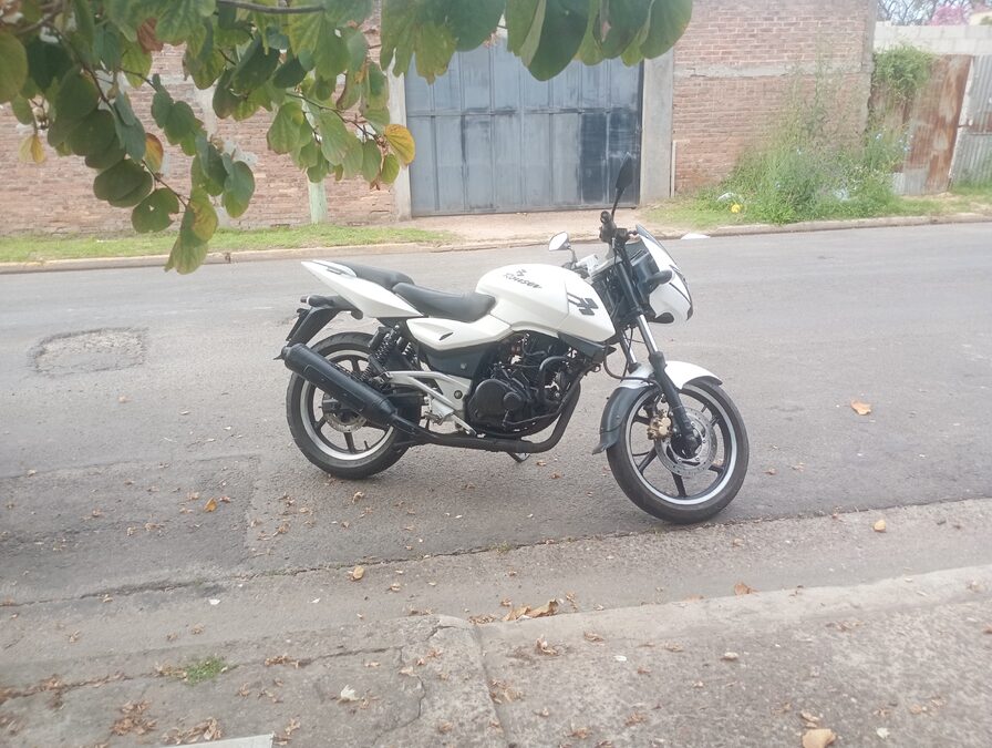 Bajaj 220 2do dueño 2015