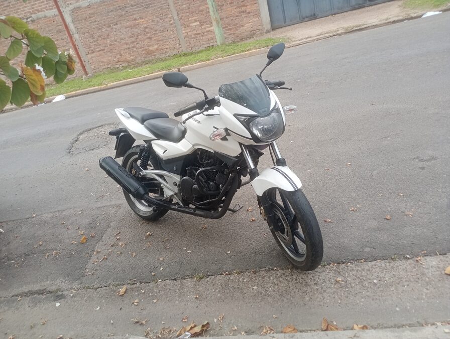 Bajaj 220 2do dueño 2015