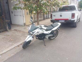 Bajaj 220 2do dueño 2015