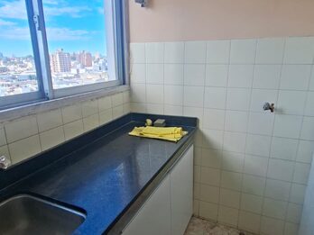 ALQUILO AMPLIO DPTO CON COCHERA A MEDIA CUADRA DE LA PLAZA PRINCIPAL