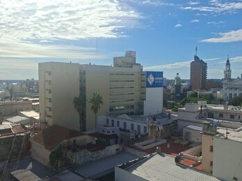 ALQUILO AMPLIO DPTO CON COCHERA A MEDIA CUADRA DE LA PLAZA PRINCIPAL