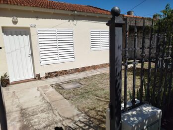 VENDO CASA DE 2 DORMITORIOS ZONA LOS PIPOS