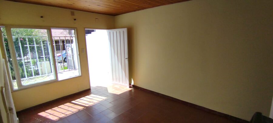 VENDO CASA DE 2 DORMITORIOS ZONA LOS PIPOS