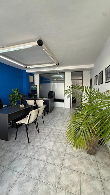 Zona centro, Cervantes al 300 – Oficina PLANTA BAJA en Venta