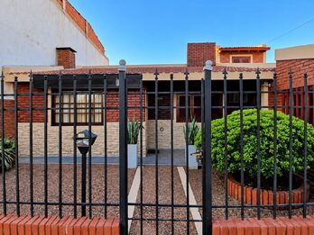 VENTA CASA 2 DORM CON COCHERA, PATIO CON PILETA Y QUINCHO - VILLA SEGUÍ Y GARRIGÓ