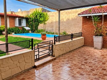VENTA CASA 2 DORM CON COCHERA, PATIO CON PILETA Y QUINCHO - VILLA SEGUÍ Y GARRIGÓ