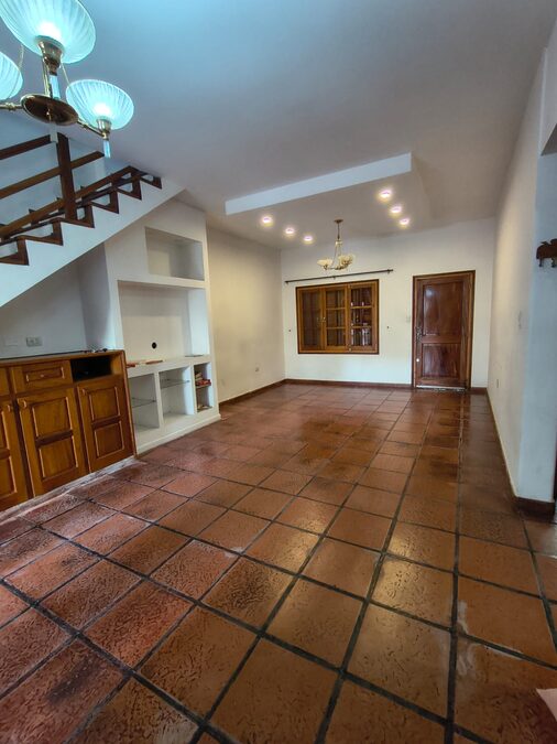 CHALET / 3 DORMITORIOS / CENTRO / COCHERA DOBLE / PATIO VERDE