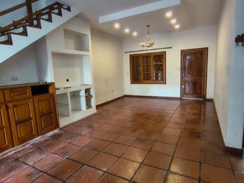 CHALET / 3 DORMITORIOS / CENTRO / COCHERA DOBLE / PATIO VERDE